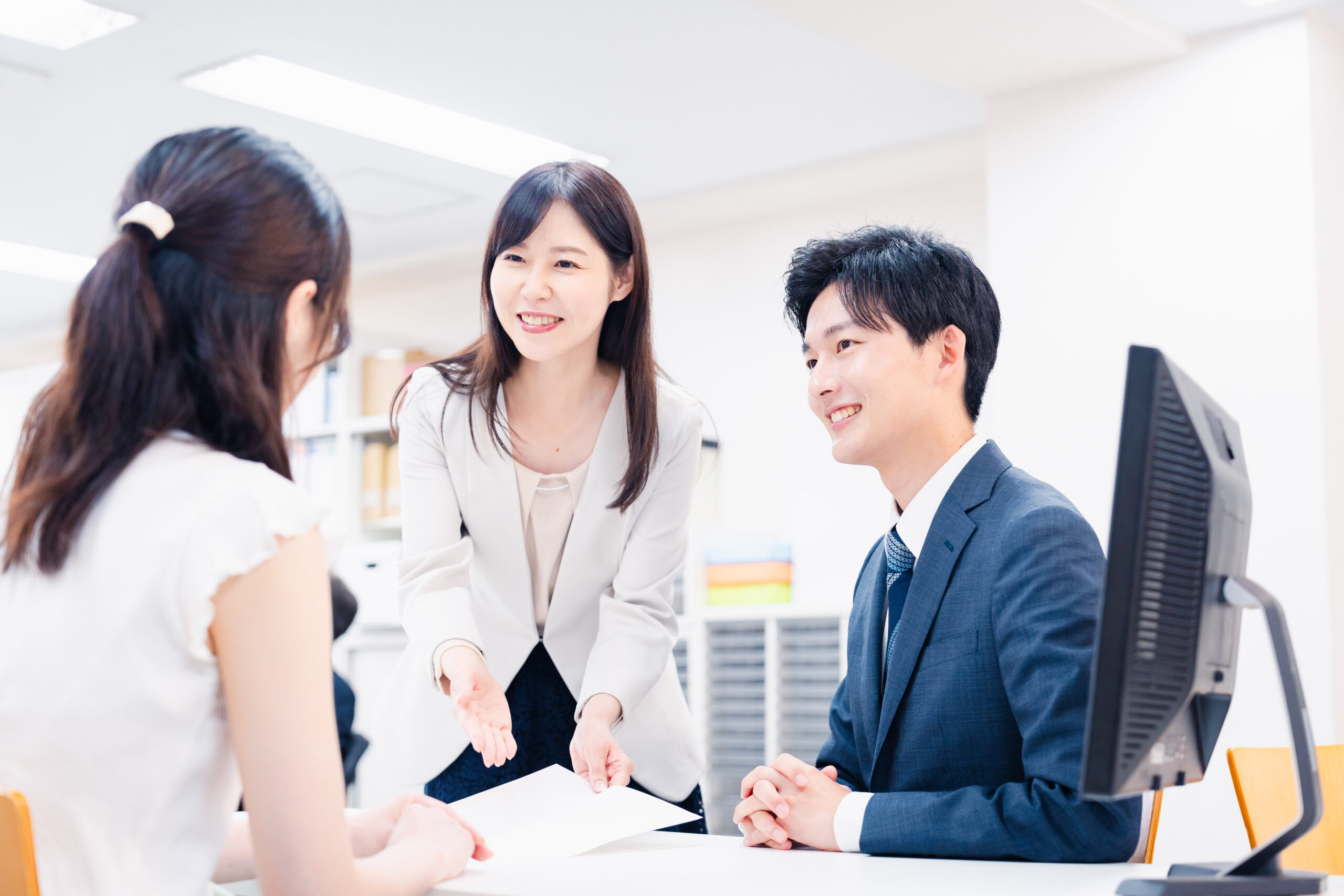 窓口でにこやかに対応をするスタッフ